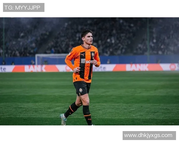 足球明星因伤无法发声却用行动传递激情与梦想